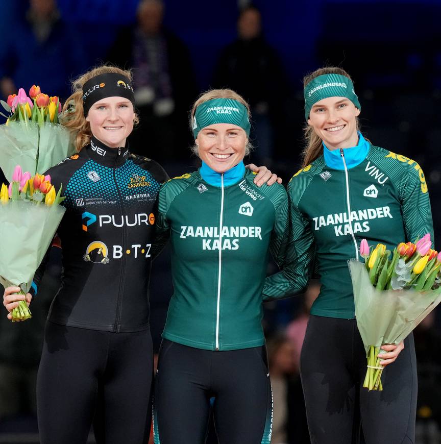 Het podium met v.l.n.r. Esther Kiel, Marijke Groenewoud en Bente Kerkhoff