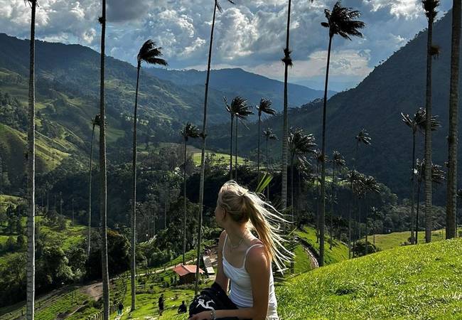 Janne Berkhout tussen de palmbomen in Colombia