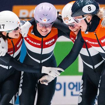 Shorttrack blijft de eerste liefde van Poutsma, hier viert ze haar gouden WK-medaille.