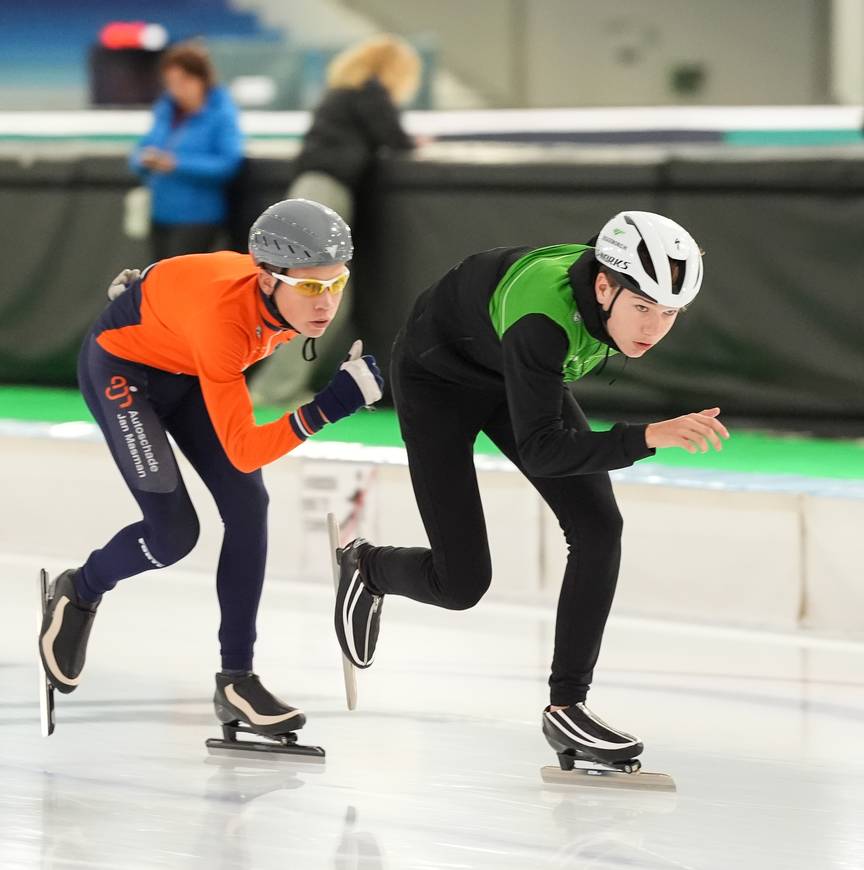 Justin van Velde op kop in het groen van Team Reggeborgh